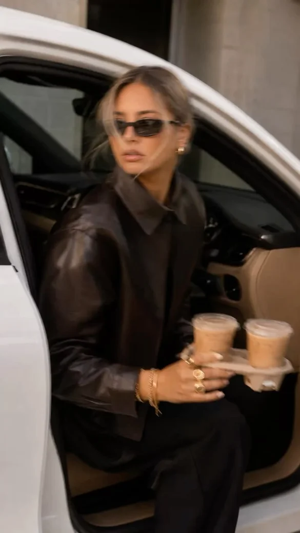 Le lendemain : lunettes noires, veste en cuir, deux cafés glacés à la sortie de la voiture