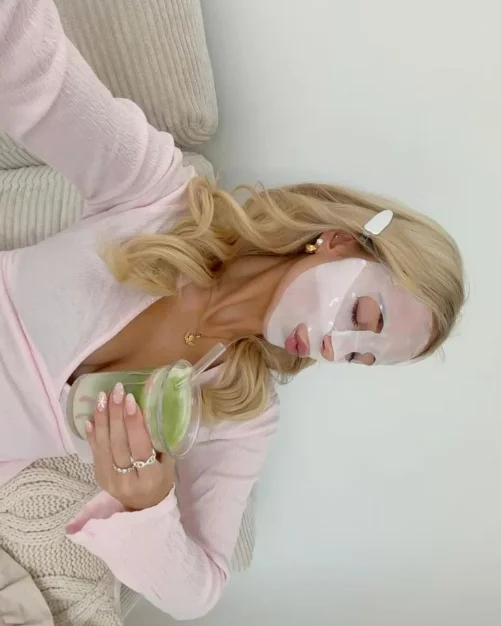 Contrôle : masque en tissu, pull rose et matcha, 9 h du matin